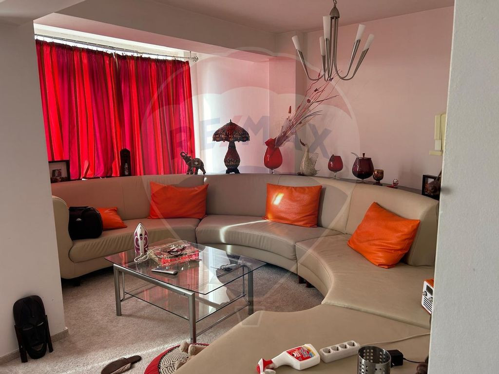 Apartament cu 4 camere de închiriat în zona Central