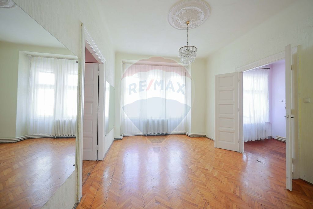De vânzare apartament cu 4 camere,în zona Ultracentral