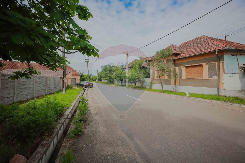 Casă de vânzare cu 3 camere și teren 1700 mp, în Căp...