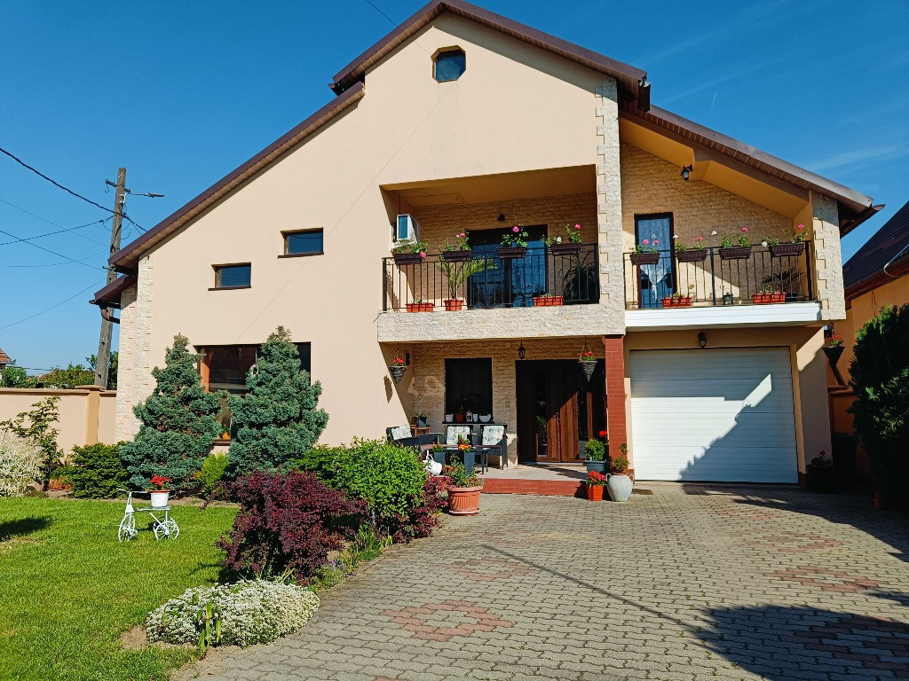 Casă modernă cu 4 camere, garaj și mansardă, de vânzare în Lipova