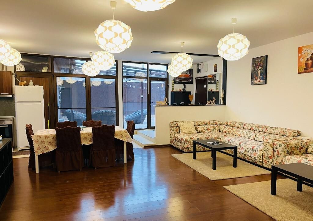 Casa langa Statia de Metrou Aparatorii Patriei - 136mp + ...