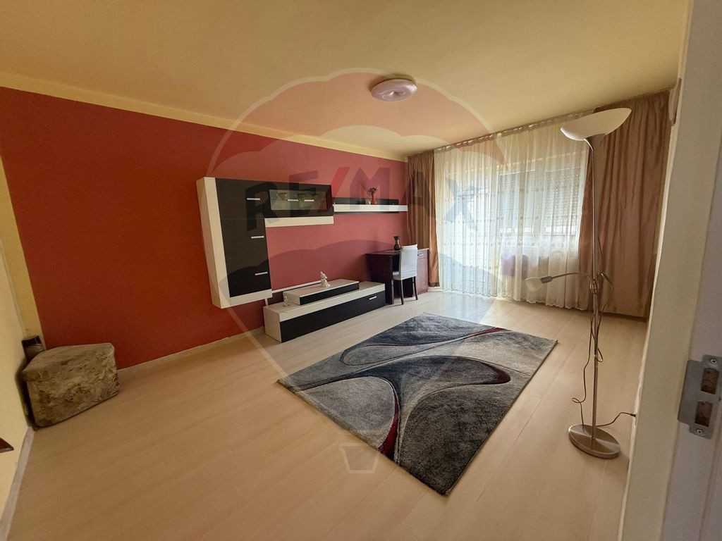 Apartament cu 3 camere de închiriat în zona Dacia