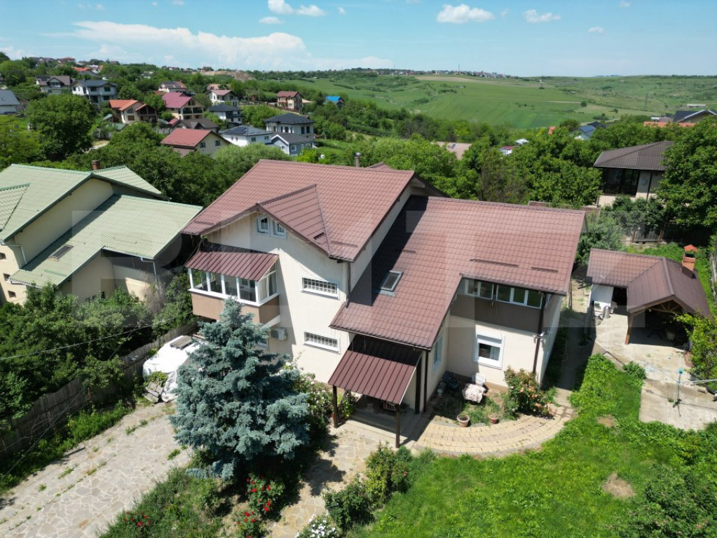 Casa cu 7 camere, 400 mp, 1500 mp de teren, Breazu