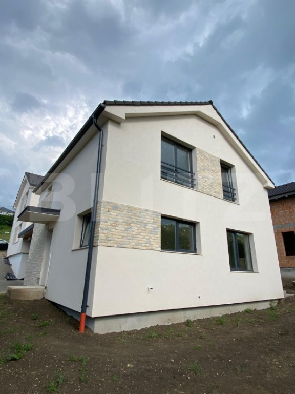 Casa cu 4 camere, 120 mp, incalzire in pardoseala, 250 mp de