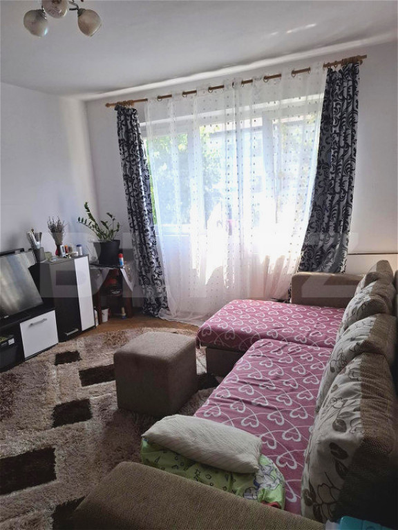 Apartament cu 4 camere, etaj intermediar, semidecomandat, zo