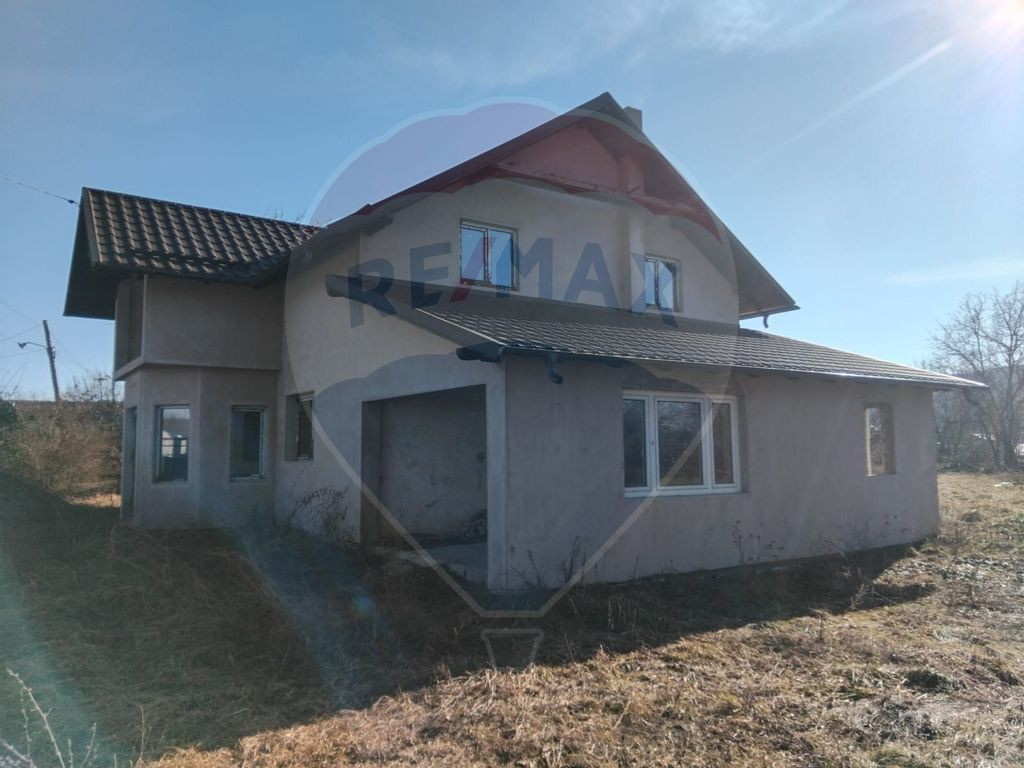 Casă cu teren la tara