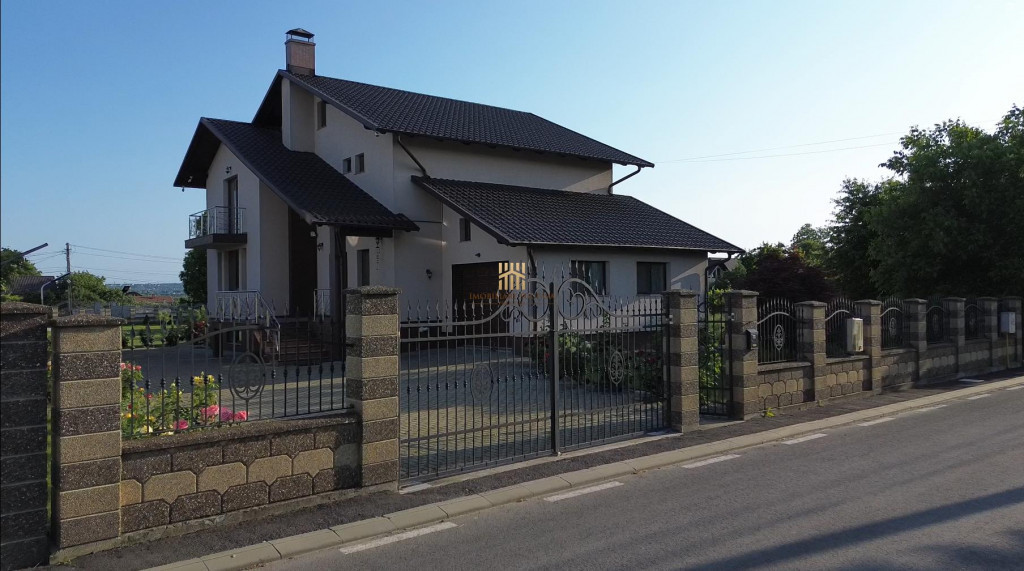 Casa Superba! In Suceava! Teren 1800 mp! De ! 0727817187