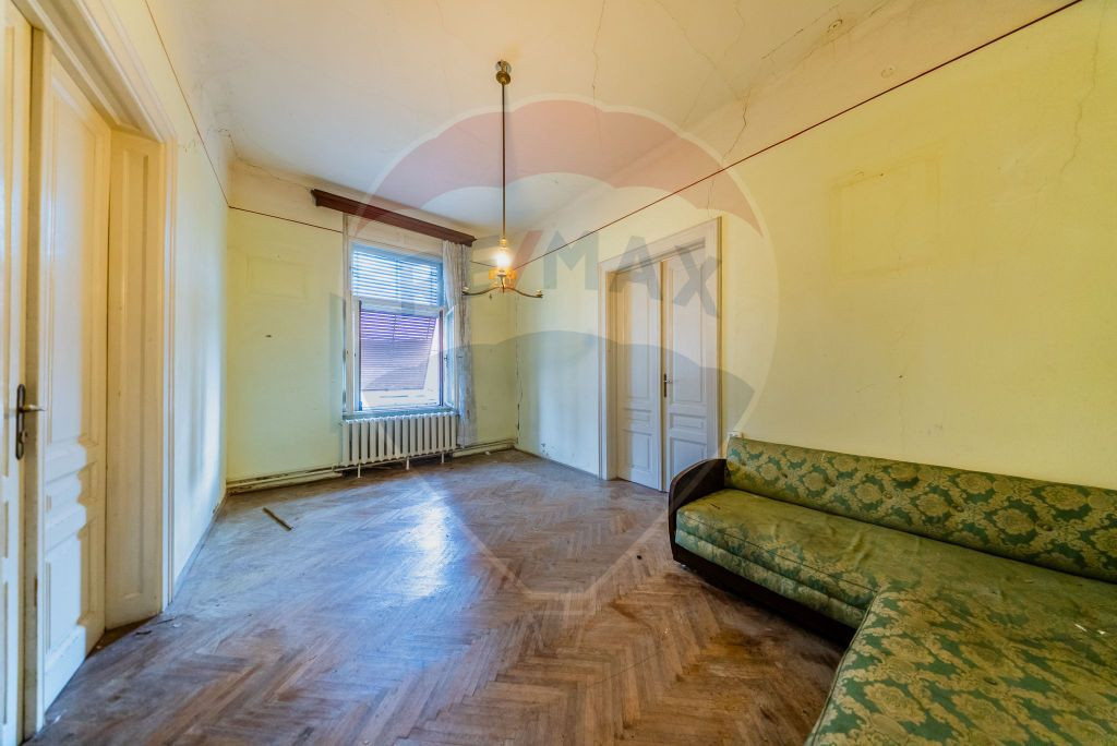 Casă spațioasă în centrul orașului – singur in cur...