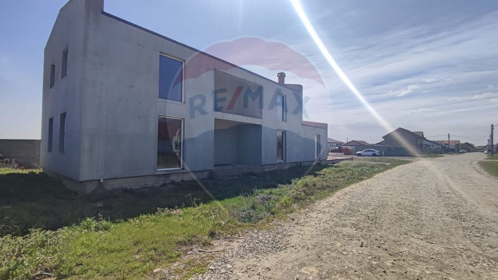 Casă cu mansarda de vanzare Osorhei, 8 km de Oradea