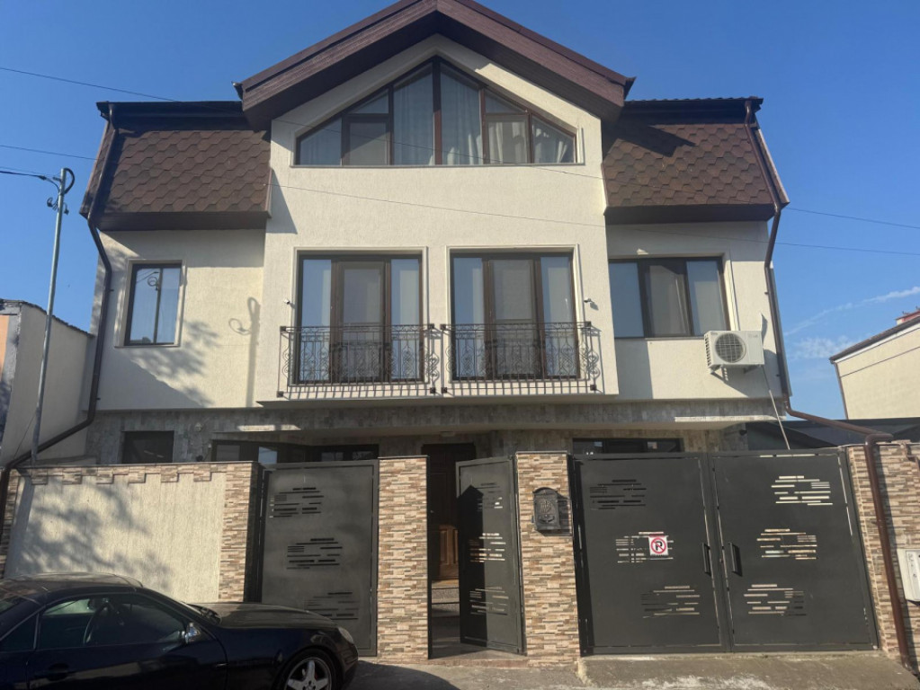 Casă modernă situată în zona Dacia