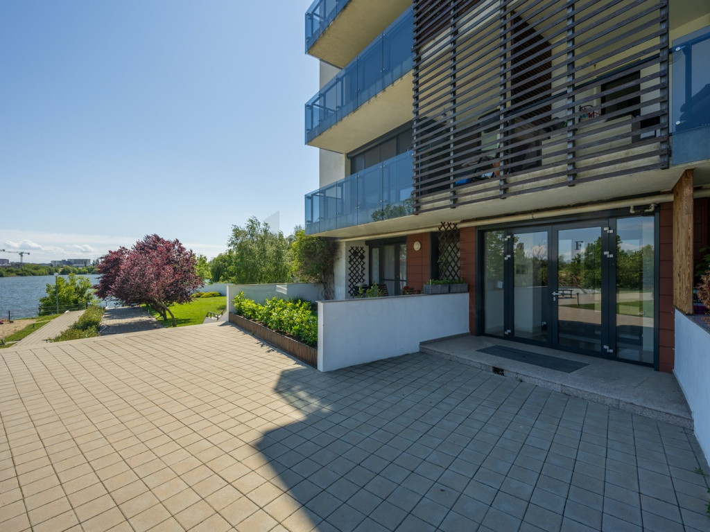 Apartament spatios Sisesti cu vedere la Lac