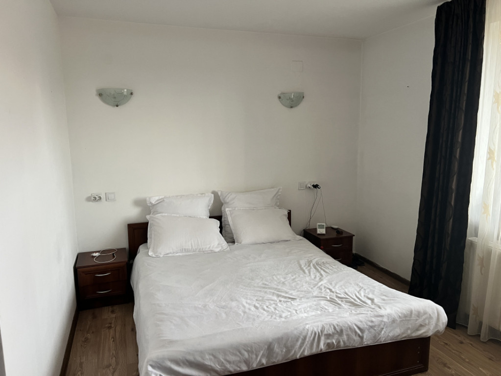 Apartament 3 camere doua baii cu 2 dormitoare paturi matrim