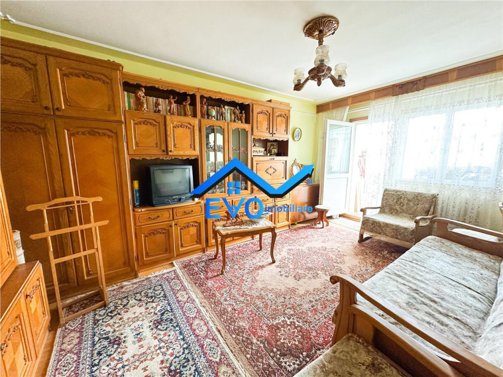 Apartament cu 2 camere, decomandat, etajul 3, zona Tatarasi
