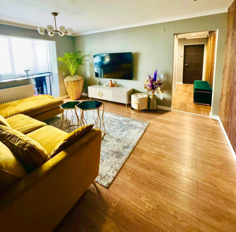 Apartament cu 4 camere si 2 bai, decomandat - zona Grivitei