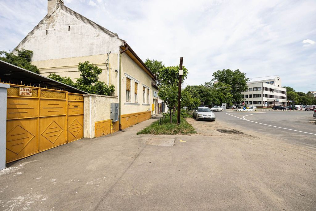 Casă cu potențial comercial, lângă Spitalul Județean...