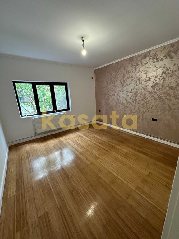 Tineretului apart. in vila interbelicaP+2la parter 71mp a...