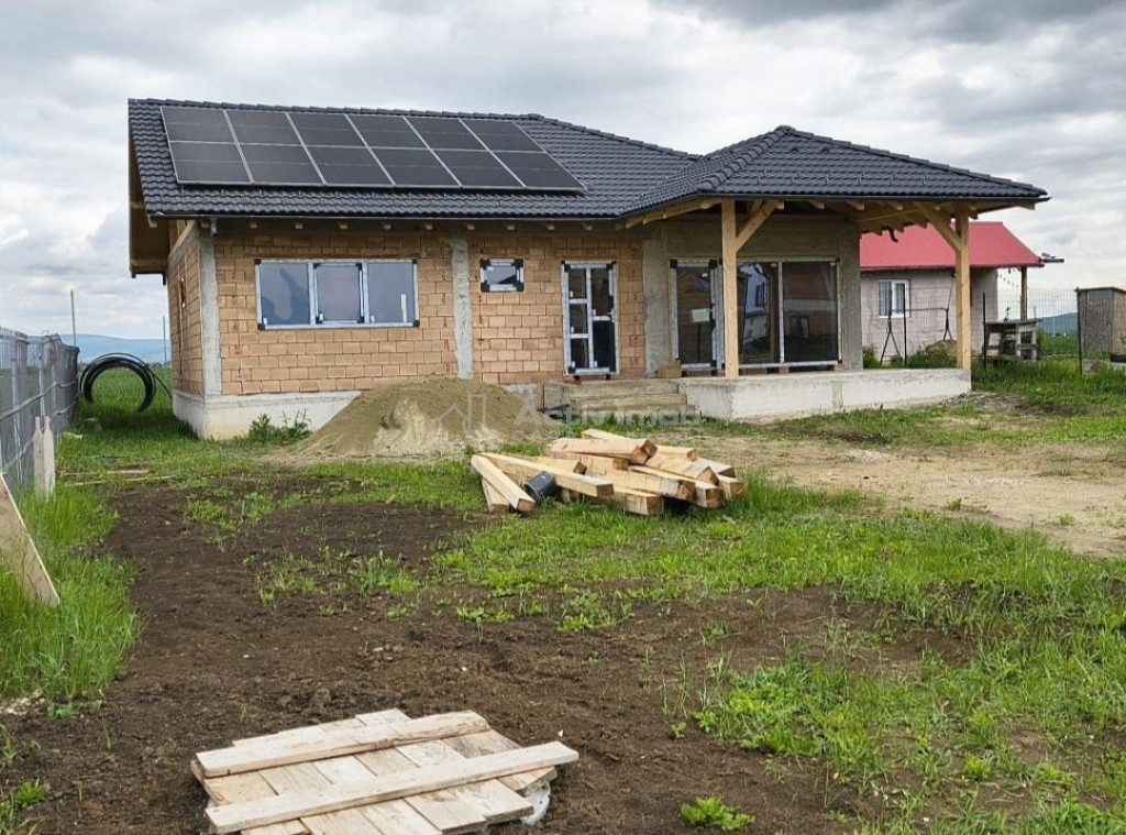 Casa la rosu- 4 camere- Sanpetru -Bod