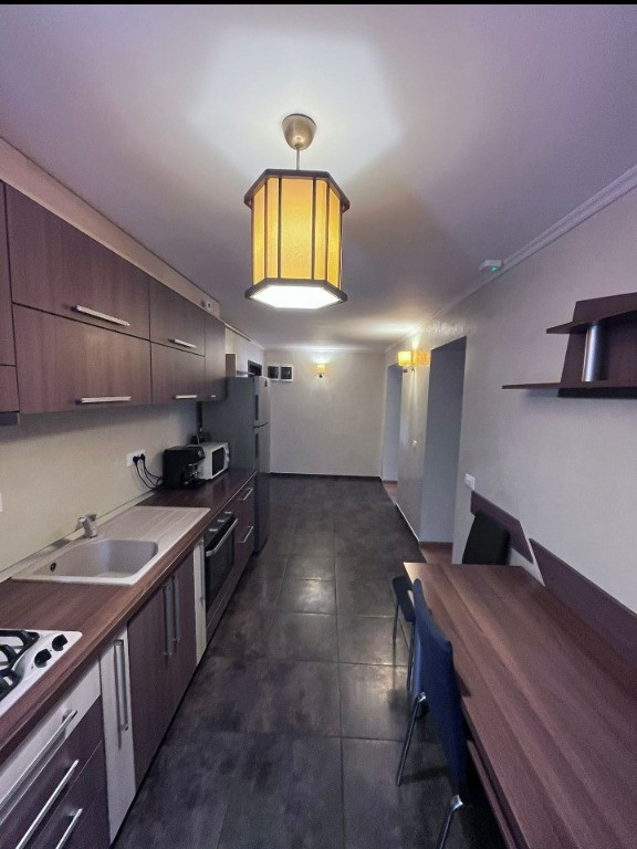 Apartament cu 2 camere decomandate etaj 2 -Zona Marasesti