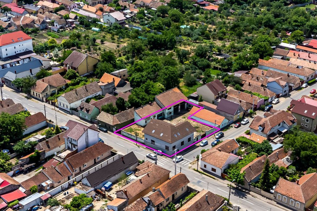 Casă spațioasă pentru familie mare. Curte generoasă, ...