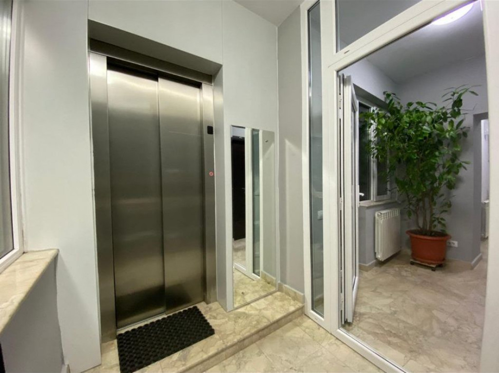 Apartament -220mp + terasa 200mp sector 4 Pasaj Marasesti...