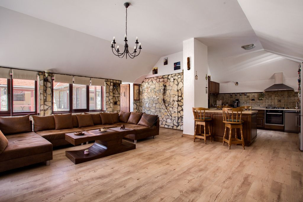 Casă cu 2 corpuri, piscină și 3.235 mp teren in Ghioroc