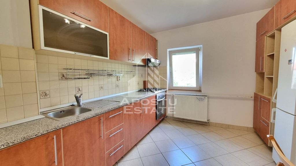 Apartament cu 3 camere, 2 bai, garaj, zona Calea Aradului