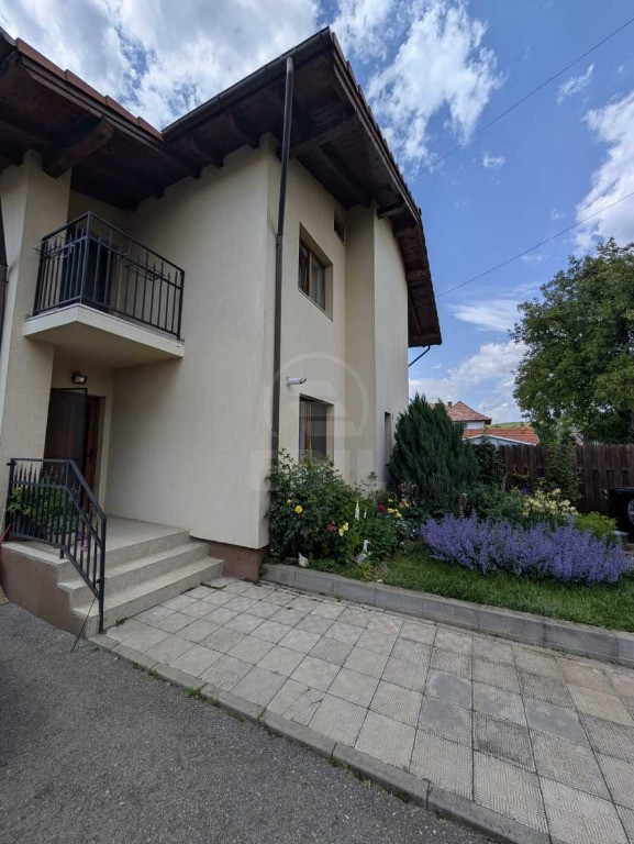 Casă tip duplex cu 4 camere în zona Gilau, teren 250 mp.