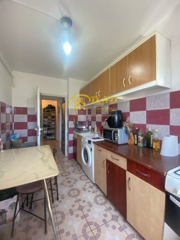 Ap. 2 cam decomandat Dacia-Bicaz, etaj intermediar, centrală termică