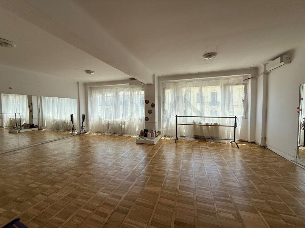 Universitate - spatiu birouri 1100 mp