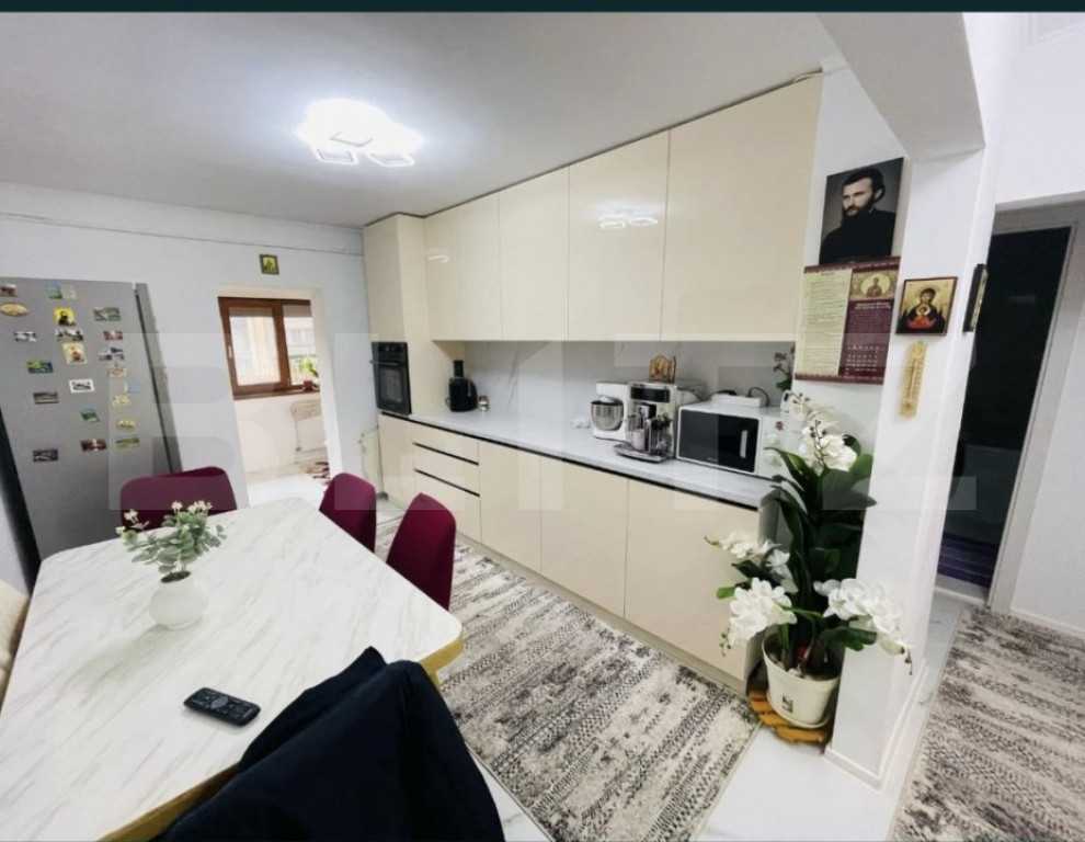 Apartament de vanzare, cu 3 camere, 70 mp, decomandat, zona