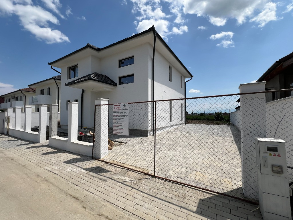 Casa individuala 4 camere,teren de 532 mp +17 mp tersa,loc.Cristian