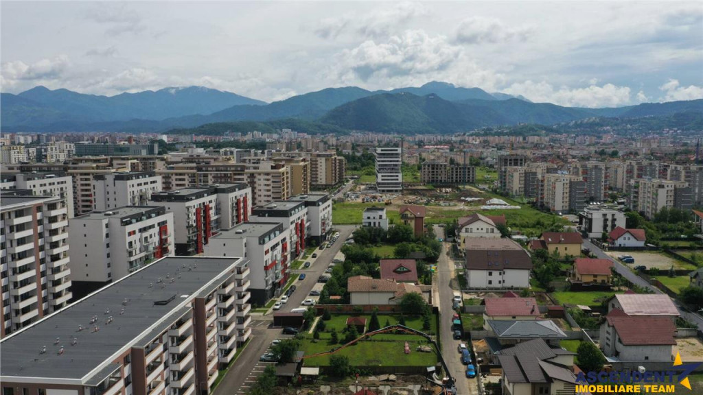 10.000mp intravilan, front la doua strazi, configuratie avan