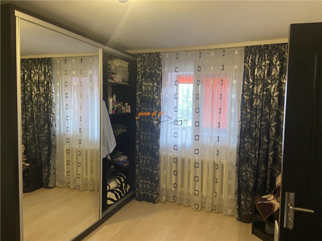 Garsoniera , zona Inspectoratul Scolar, et2/4 , decomandata