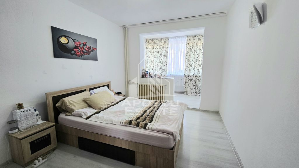 Apartament 3 camere, etaj intermediar, bloc cu lift, zona...