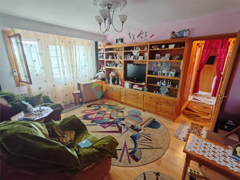 Zona Milcov , 3 camere semidecomandate , etaj intermediar ,