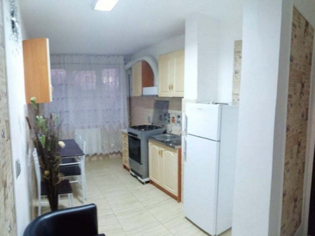 Apartament de inchiriat - 3 camere - Complex Siret, Micro 16