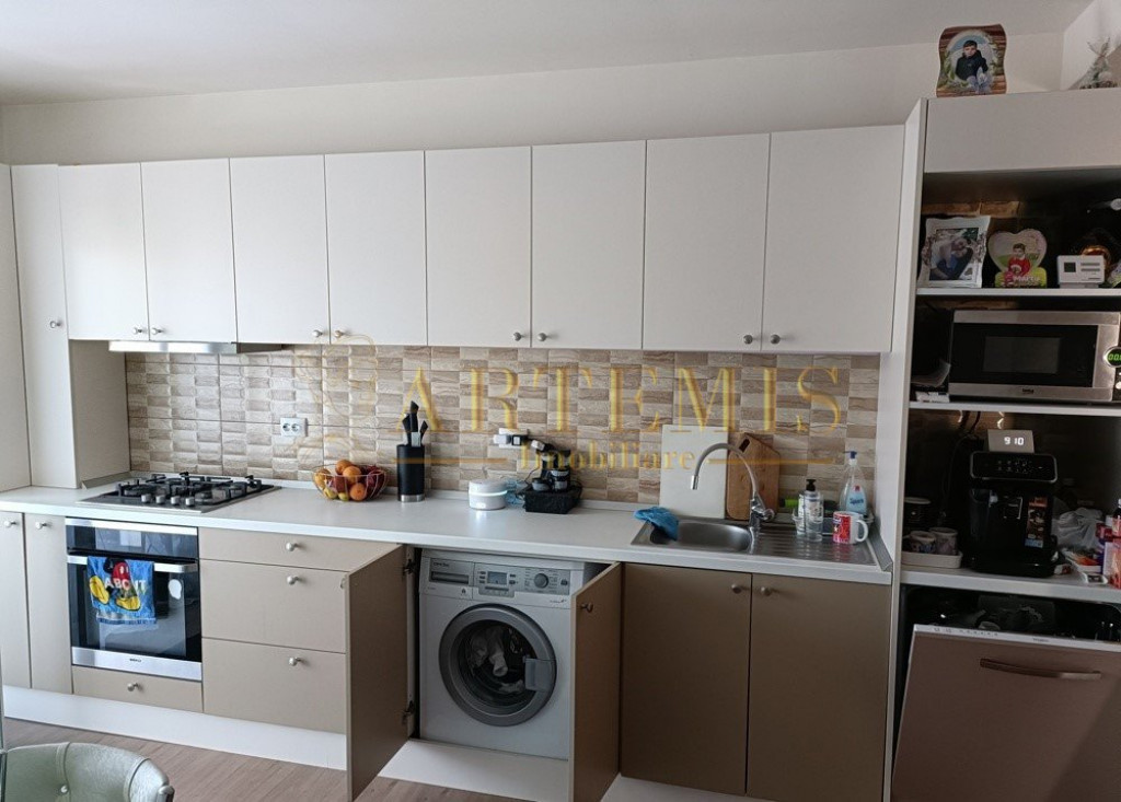 Apartament de 2 camere, decomandat, 53 mp., zona Porii