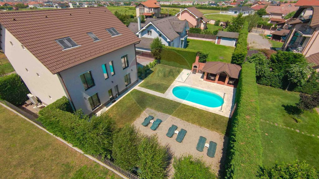 Pensiune cu piscină de vânzare în "Beverly Hills" , S?...