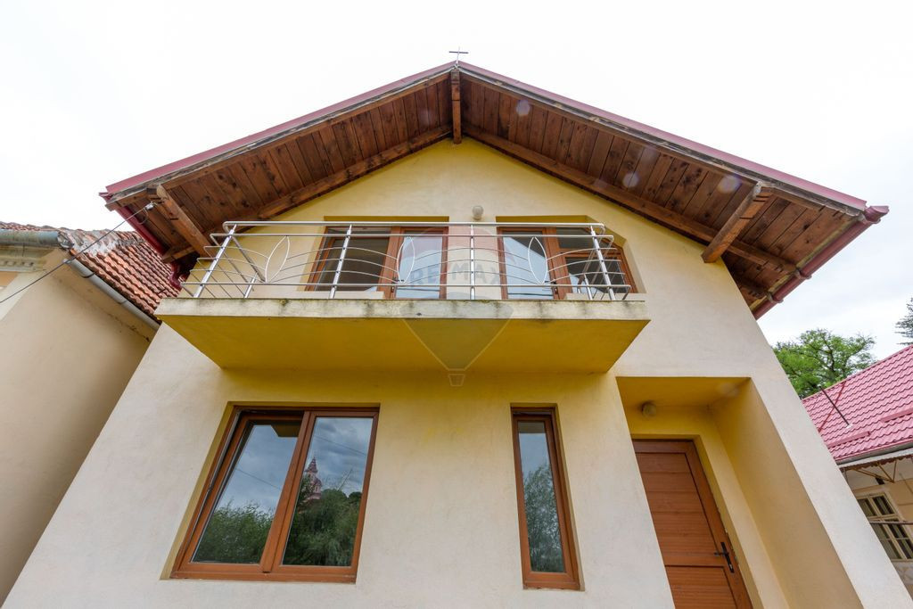 Vila rezidential/ pensiune/ gradina de vis/sera/ panouri/...