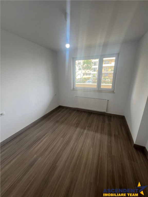 Spatiu comercial, vitrinat, cu terasa, Astra, Brasov