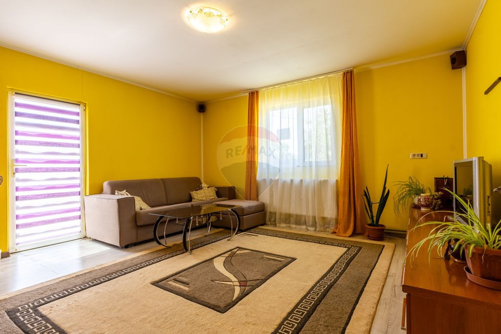 Proprietate versatilă cu casă, două hale și teren gen...