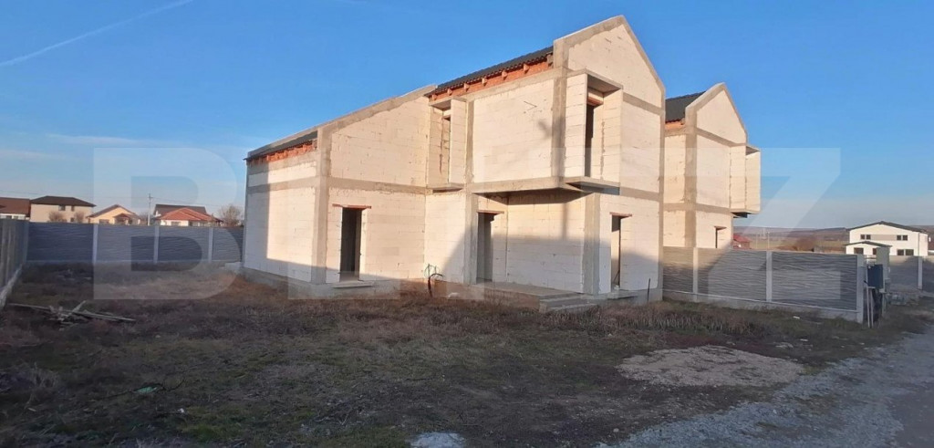 Casa semifinisata 12 mp utili 4 dormitoare,3 dressinguri ,3