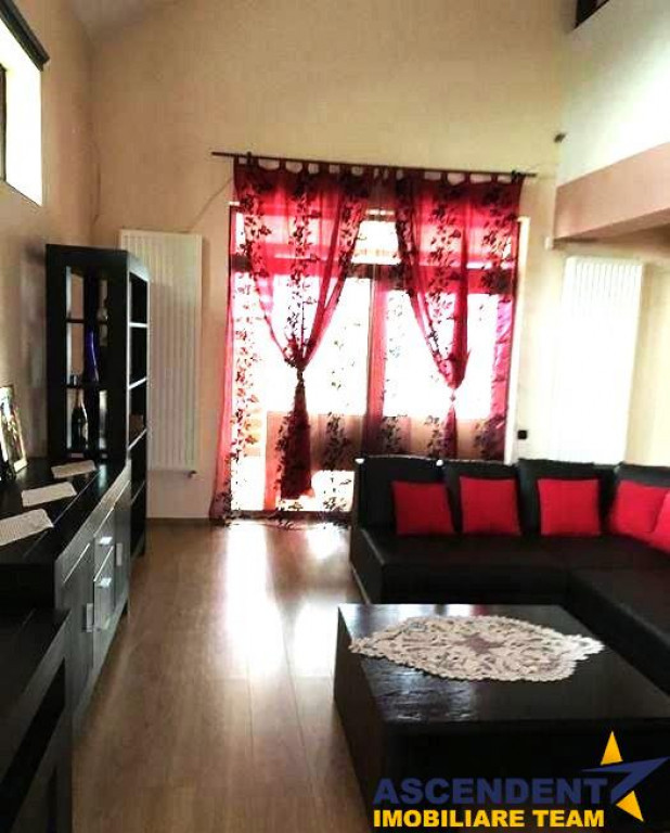 Eleganta casa,cu doua intrari,constructie noua,garaje,zona d