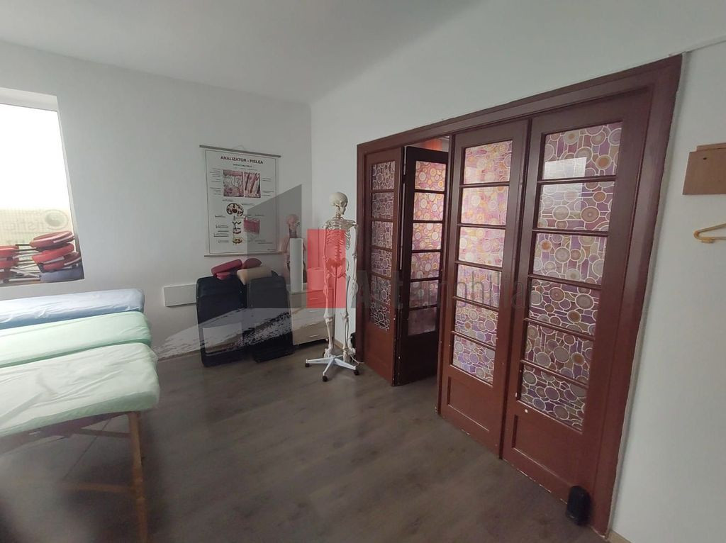 Vânzare apartament decomandat 3 camere în vilă - metro...