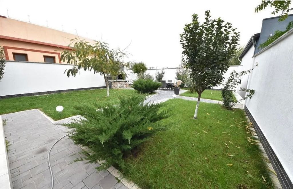 Vila „la cheie” de închiriat în Mazepa, aproape de ...