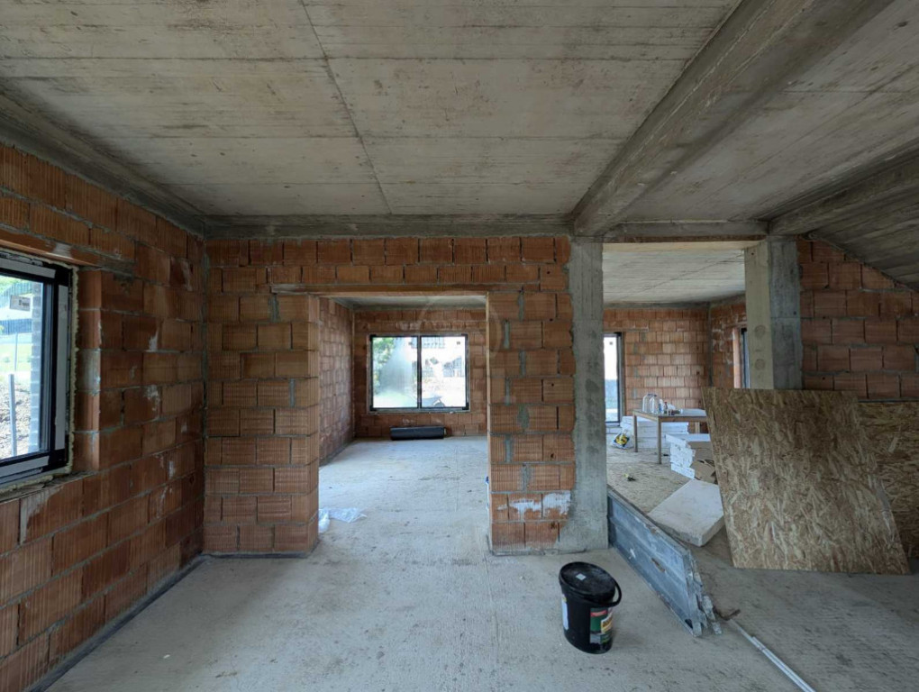 Casa pe Valea Garboului