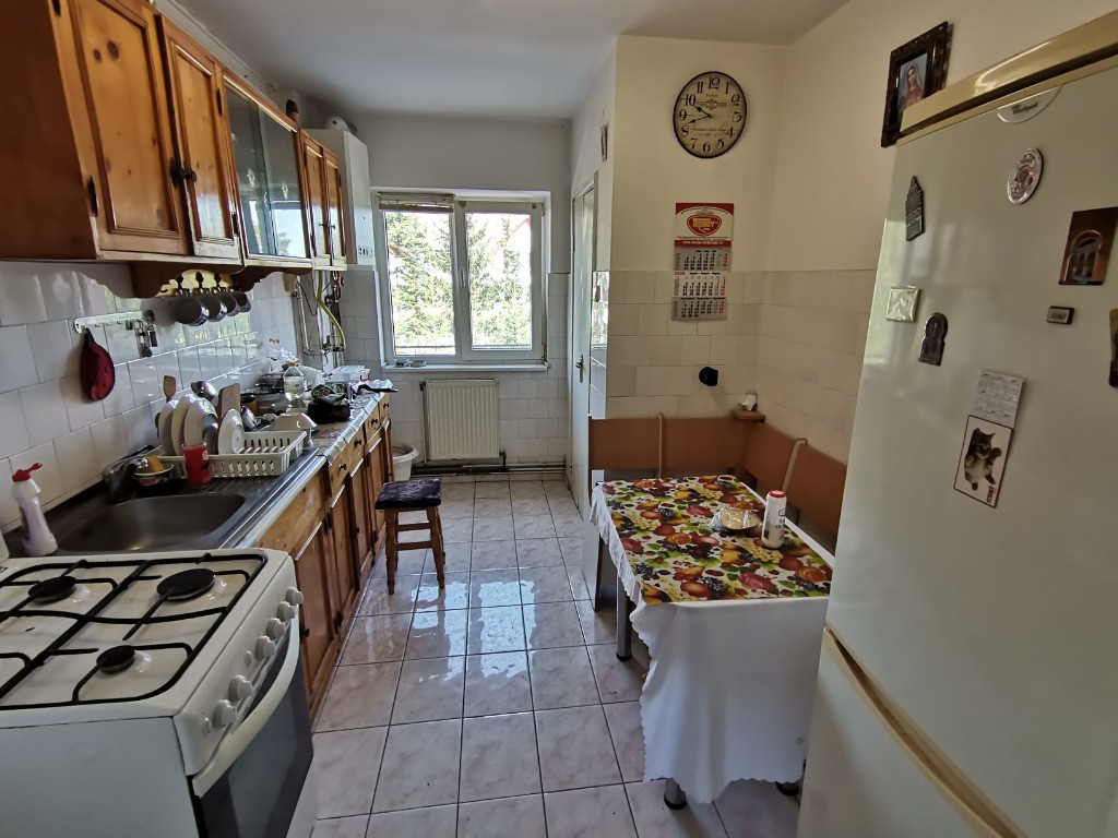 INCHIRIEZ apartament 3 camere decomandat, zona Ciresica