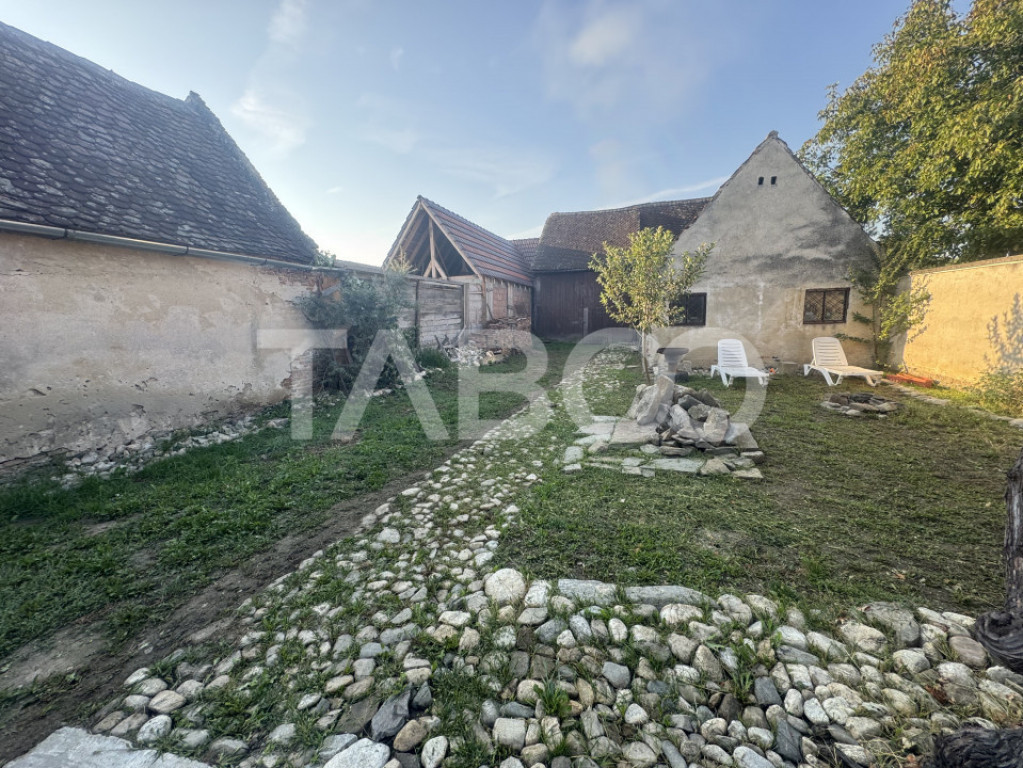 Casa individuala cu 4 camere pivnita si teren 664 mp Cristia