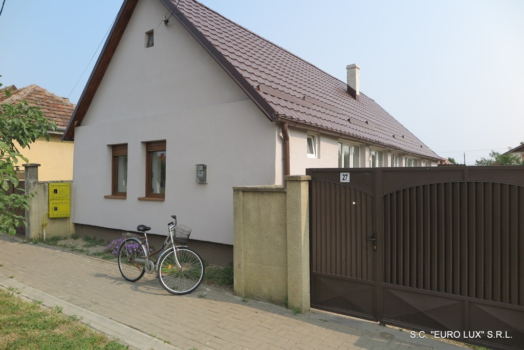 Casa - Vladimirescu, pe soseaua principala