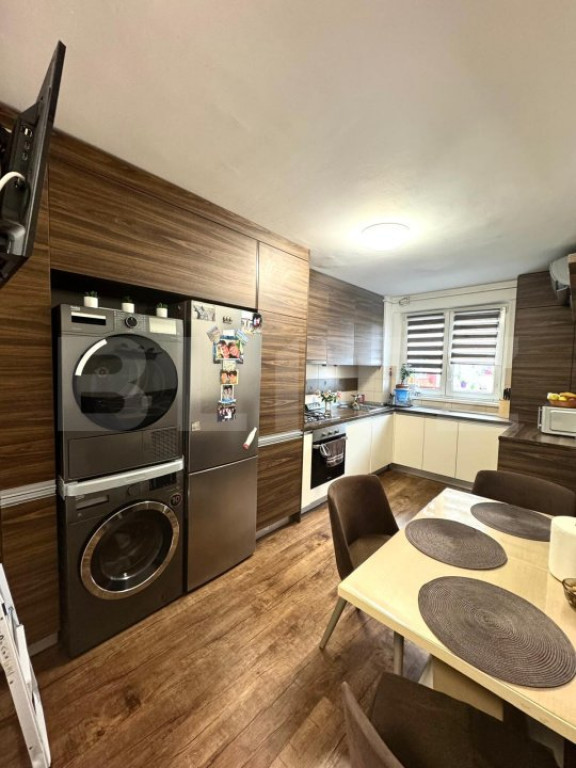 Apartament 3 camere,Decomndat, de vanzare